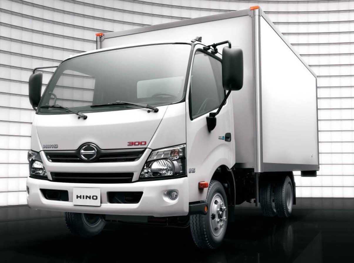Автомобиль Hino 300, изображение для каталога запчастей Hino 300 в интернет магазине Спецмаш-М